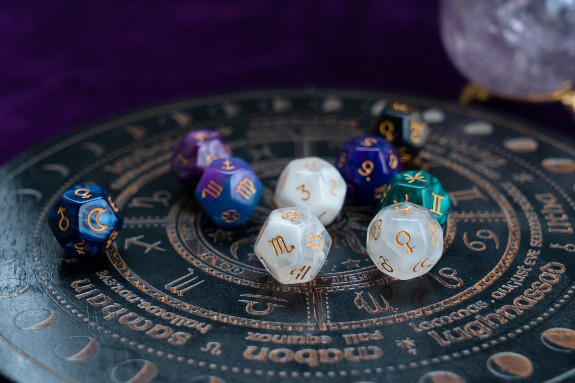 Horoscope et voyage intérieur : Explorer votre univers intérieur à travers les signes