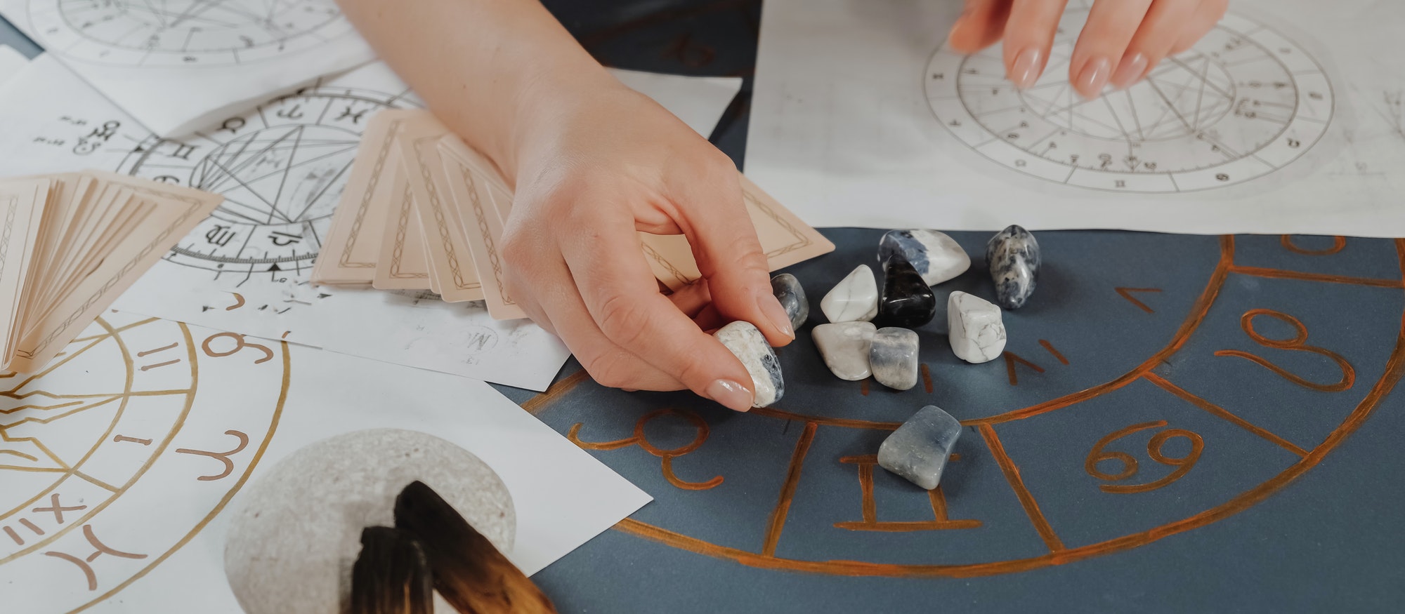 Le langage caché des étoiles : Décoder les symboles astrologiques