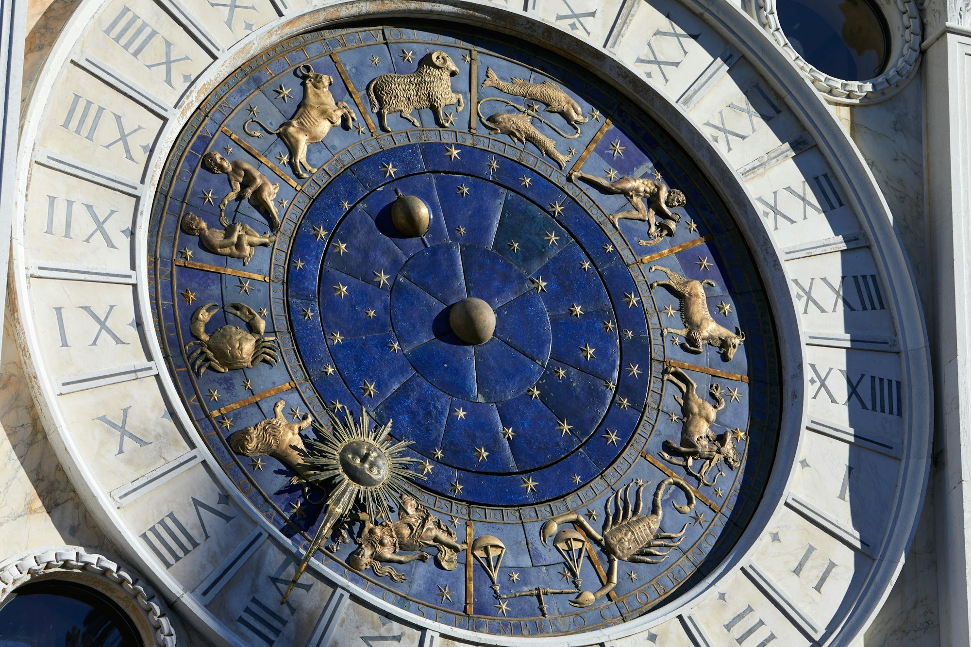 Tout savoir sur l&rsquo;horoscope : origines, significations et influence sur notre vie quotidienne